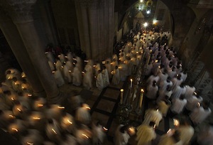 Katolik din adamları, Cumartesi gecesi Kudüs'teki kutsal kilisede ibadetlerini yerine getirdi.