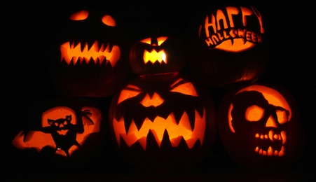 Halloween’in sembolü, ‘’Jack-o'-lantern’’ denen içi oyularak ağız ve göz yapılan bal kabakları. 