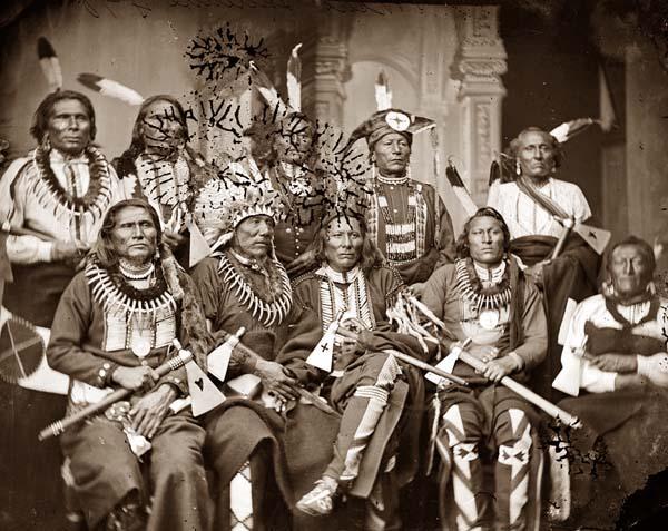 1865 yılında çekilmiş bu fotoğrafta bir grup kabile reisi bir arada. 